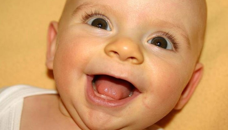 Бебешката усмивка е основен механизъм за манипулиране на родителското внимание