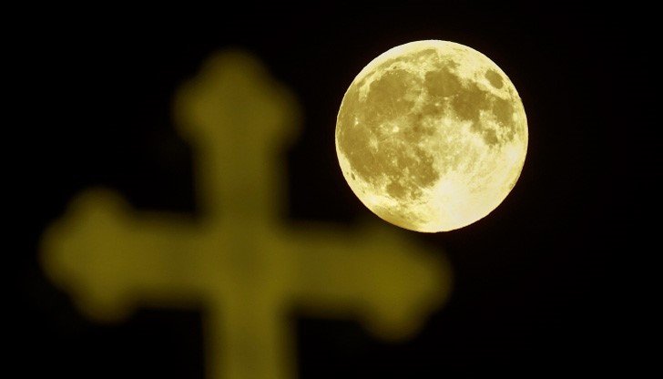 Причината е проект за издигане на метално разпятие, високо 55 метра