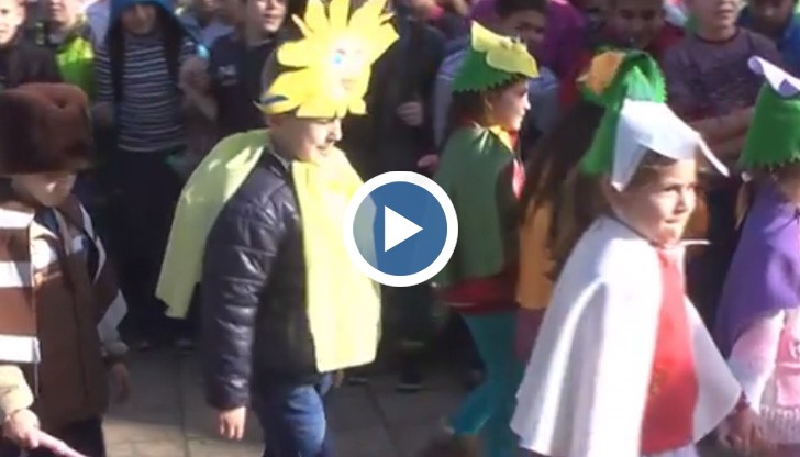 Община Сливо поле подари на всички деца по една мартеница, за да са здрави и жизнерадостни през цялата година