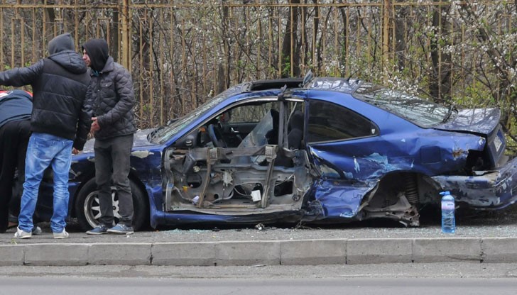 Пожарникари режат автомобила за да измъкнат шофьора