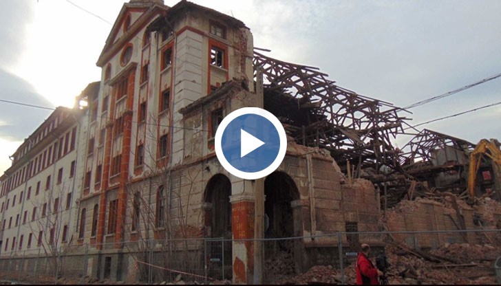 Това става само ден преди сградата да бъде обявена за паметник на културата