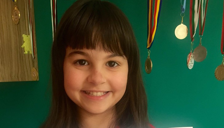 Артистичната малка певица впечатли компетентното 10-членно жури с изпълнение на най-новата си песен „Дай ми само пет минути“