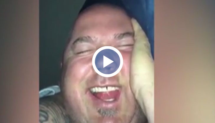 Мъж се залива от смях, докато спи