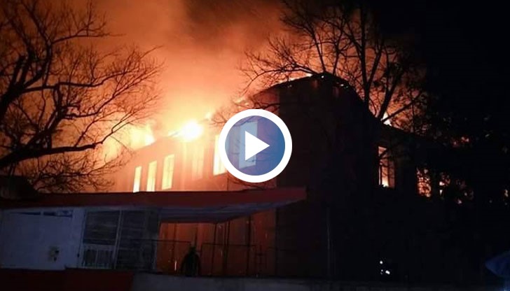 Огънят е обхванал около 800 квадратни метра от покривната конструкция на училището