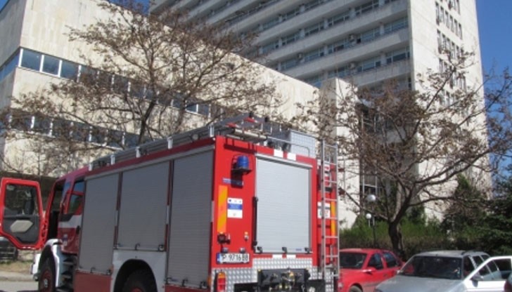 Първоначалната информация бе, че един от асансьорите в лечебното заведение е заседнал на 12-ия етаж с хора в него