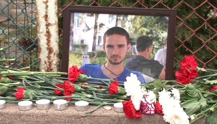 Роднини и приятели трудно приемат факта, че младото момче е починало заради заболяването си, а не е жертва на насилие Роднини и приятели трудно приемат факта, че младото момче е починало заради заболяването си, а не е жертва на насилие