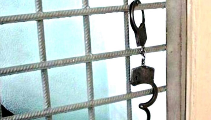 Според обвинителния акт, непълнолетната девойка бързо изтичала при майка си да я информира за инцидента Според обвинителния акт, непълнолетната девойка бързо изтичала при майка си да я информира за инцидента