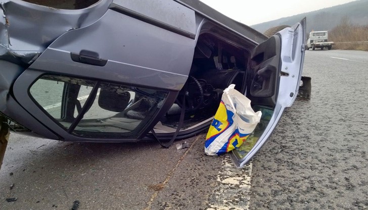 Мокра настилка и несъобразена скорост са причините за инцидента /снимката е илюстративна/ Мокра настилка и несъобразена скорост са причините за инцидента /снимката е илюстративна/