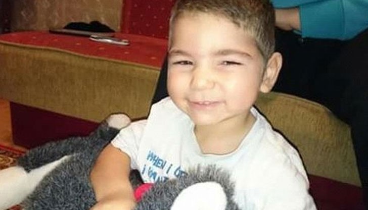 Всяка заран, когато другите повеждат хлапетата си към кварталните градинки, за Саша започва поредният дълъг ден в грижи около болното момче