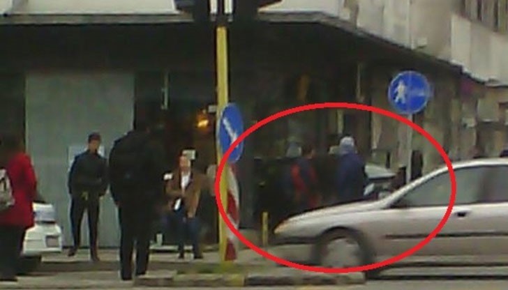 Автомобилът е "влязъл" в магазин, като от него се вижда само задната част