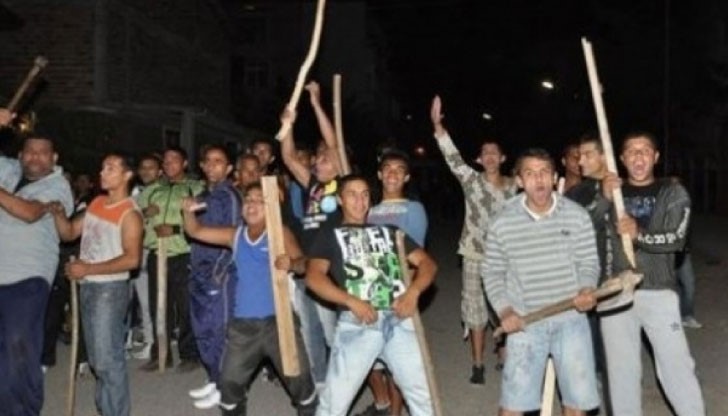 Дъжд от камъни и всякакви предмети е залял екипите на телевизия СКАТ /снимката е илюстративна/