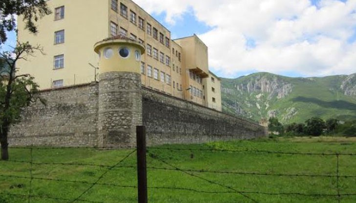 Затворникът е недоволен, че не получава достатъчно дневна светлина