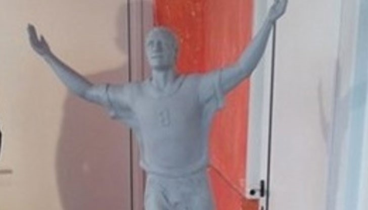 Автор на статуята е скулпторът Костадин Ненов, който представи умален макет на своята творба