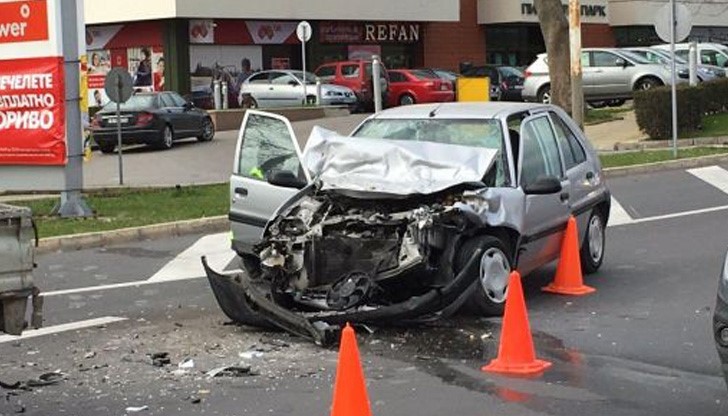 Човекът лежеше на задната седалка. Беше в абсолютен шок, разказват очевидци
