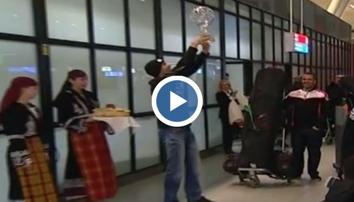 Посрещнаха носителя на Световната купа по сноуборд с пищно посрещане, озвучено от гайди