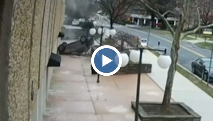 Видеото показва как 23-годишна жена се удря в земята с автомобила си