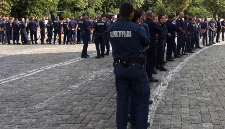 Най-големият полицейски синдикат - СФСМВР, съобщи, че от днес полицаите започват протести