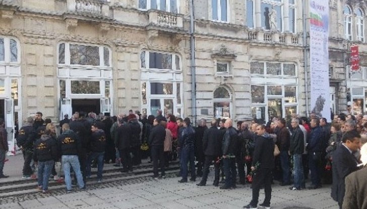 Служителите карани с автобуси в Русе за последно сбогом с генерала, докато се водят на работа Служителите карани с автобуси в Русе за последно сбогом с генерала, докато се водят на работа