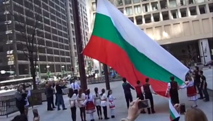 Традицията по издигането на българския флаг във Ветровития град датира от 1960 година