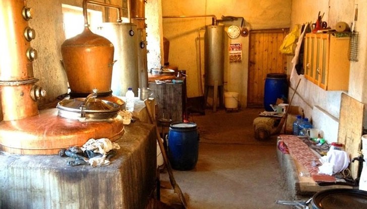 Митница Русе трябва да върне 540 литра домашна ракия, иззета от частен дом в град Сеново