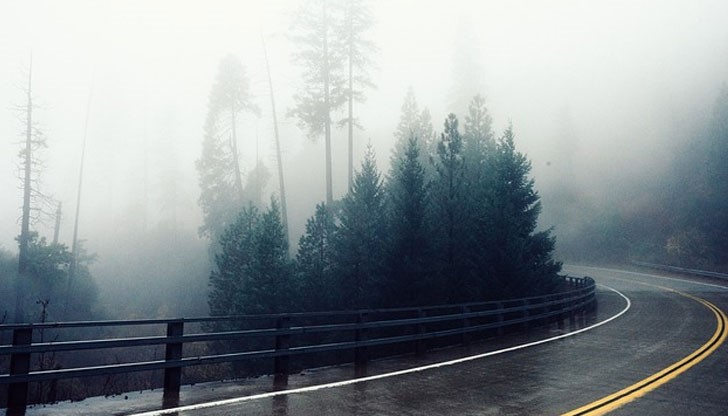 Пътните настилки са мокри, ограничена видимост поради мъгла Пътните настилки са мокри, ограничена видимост поради мъгла