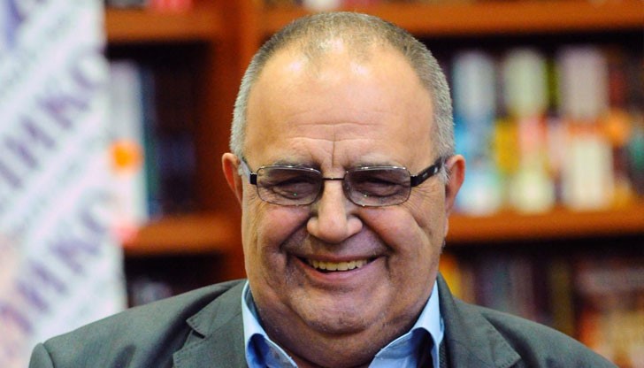 Отдавна съм здрав. Сега седя и си работя Отдавна съм здрав. Сега седя и си работя