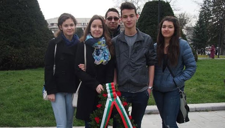 Общински младежки дом честити празника на всички българи!