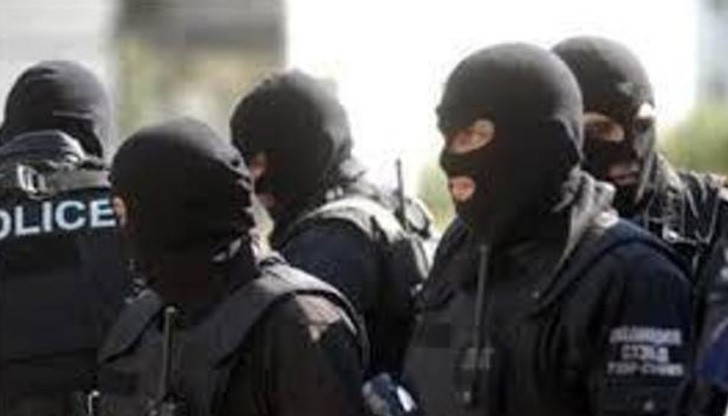 Съмнителна чанта, оставена в градинката пред Община Варна, беше взривена Съмнителна чанта, оставена в градинката пред Община Варна, беше взривена