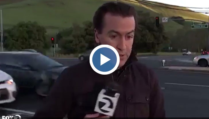 Репортер и оператор едва се спасиха от удар на движеща се кола при включване на живо по телевизията