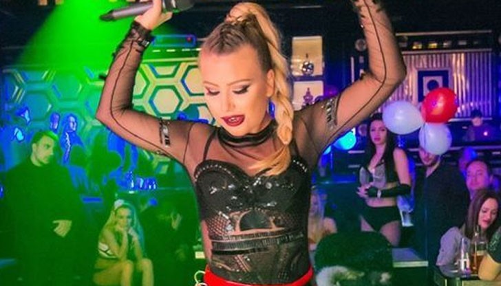 Гери-Никол бе избрала червена лачена пола с цепка до хълбока