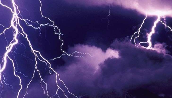Гръмотевична буря се разрази в първата вечер на месец март в Разградско