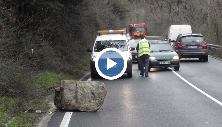 Работниците с лостове избутаха най-големия скален къс на банкета