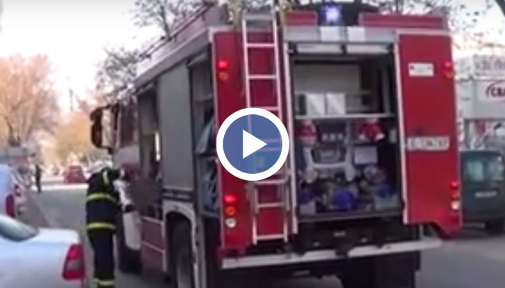 Огнеборците обливат запаления комин с бутилки вода