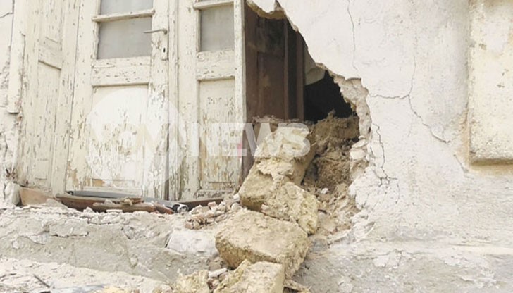 Лек автомобил се удари в къща в монтанското село Стубел