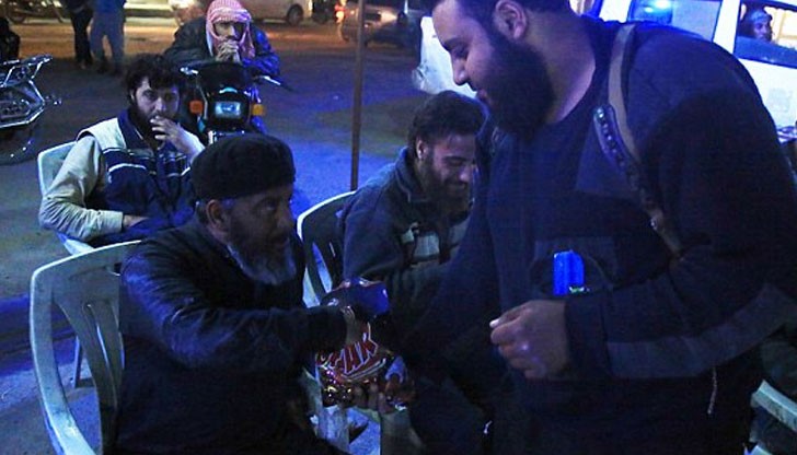 Появиха се снимки, показващи как джихадисти черпят с лакомства