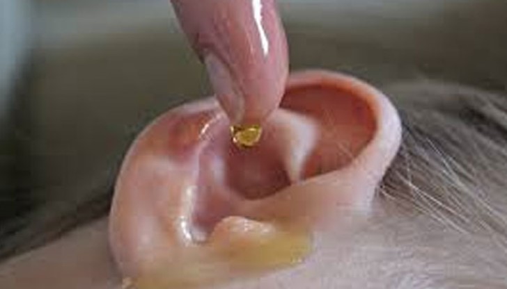 Оставете сместа в ухото за 60 секунди, а след това се изправете и я оставете просто да изтече Оставете сместа в ухото за 60 секунди, а след това се изправете и я оставете просто да изтече