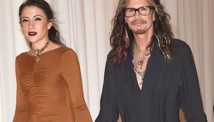 Близък на двойката: Вече няма какво да се крие. Тя винаги е с него, тя живее с него Близък на двойката: Вече няма какво да се крие. Тя винаги е с него, тя живее с него