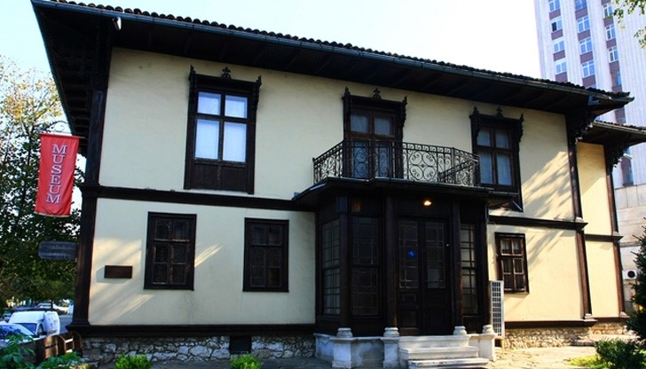 В старата къща се помещава единственият у нас Музей на градския бит
