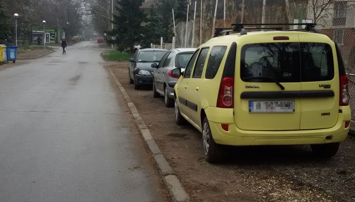 Паркиране на тротоар на русенска улица