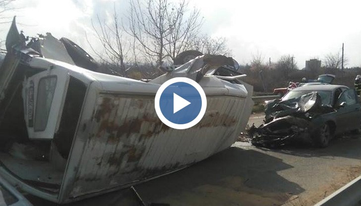 Шофьорът на буса е направил обратен завой на забранено място и така се е врязал в другия автомобил