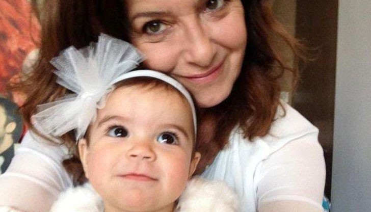 Всички присъстващи на партито са облечени в бяло - цветът на непорочността