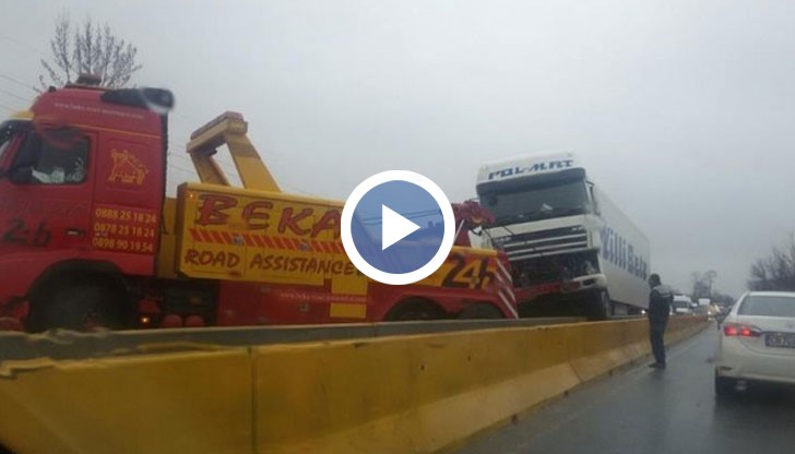 ТИР-ът се е качил върху преградата между две платна