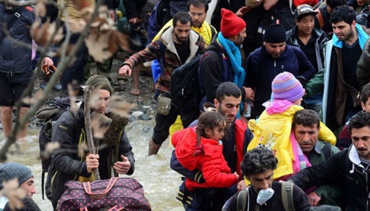 Стотици мигранти, сред тях много жени и деца, потеглиха от лагера в Идомени в Северна Гърция