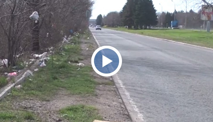 Според Общината кошчета има на предвидените за това места около спирките и нищо не пречи на шофьорите да ги ползват