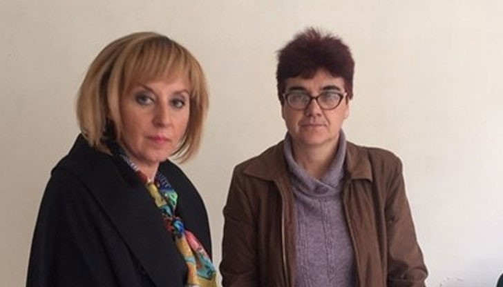 Омбудсманът Мая Манолова отиде вчера на крак в бобовдолското Мало село, където има десетки измамени от мобилен оператор