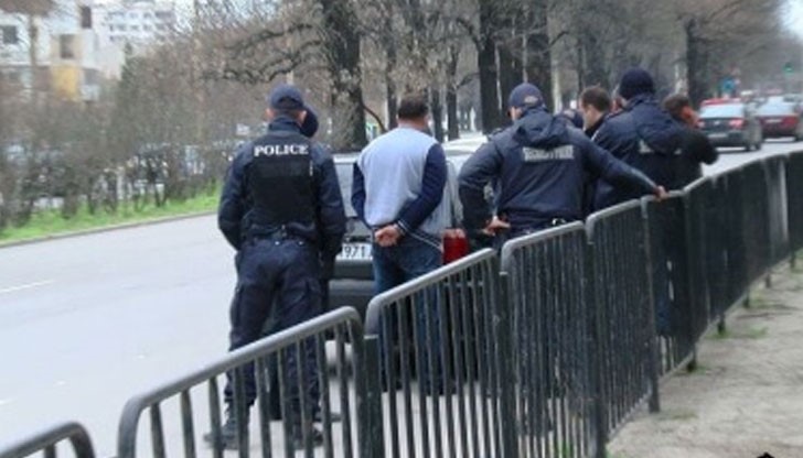 При извършения обиск на колата беше иззет пакет с неизвестно съдържание, най-вероятно наркотици При извършения обиск на колата беше иззет пакет с неизвестно съдържание, най-вероятно наркотици