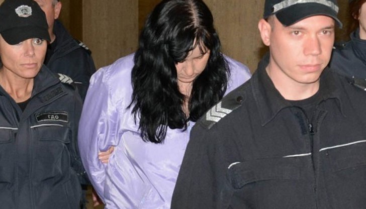 Самата акушерка, която в момента е под домашен арест, заяви, че записите са манипулирани и не са истински