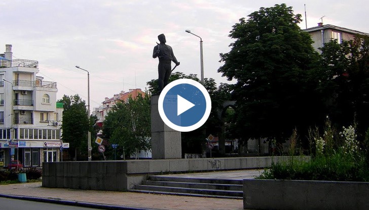 Паметникът на Стефан Караджа в Русе е построен през 1968 година на лобното му място по повод 100-годишнината от смъртта му