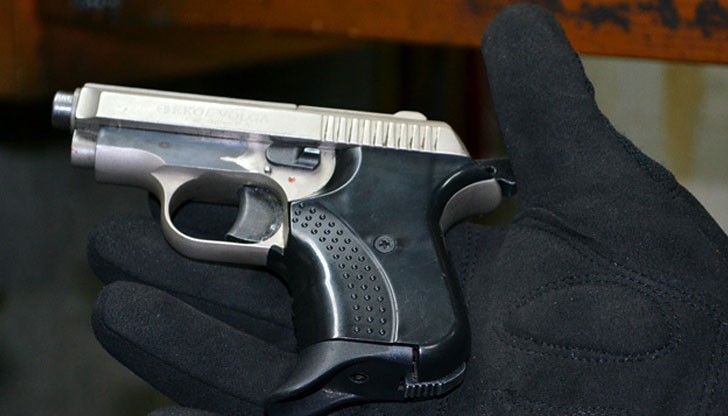 По искане на главния прокурор Сотир Цацаров, МВР е започнала проверка на всички лица, притежаващи разрешения за дейности с огнестрелни оръжия и боеприпаси