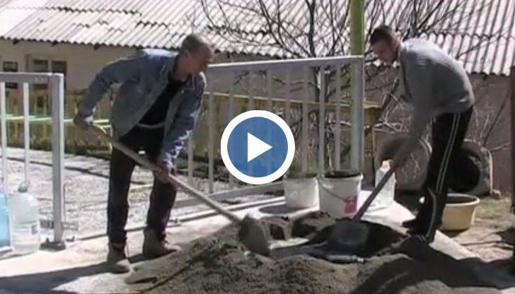 Най-младият кмет в Смолянска област с доброволен труд възстановява стара сграда